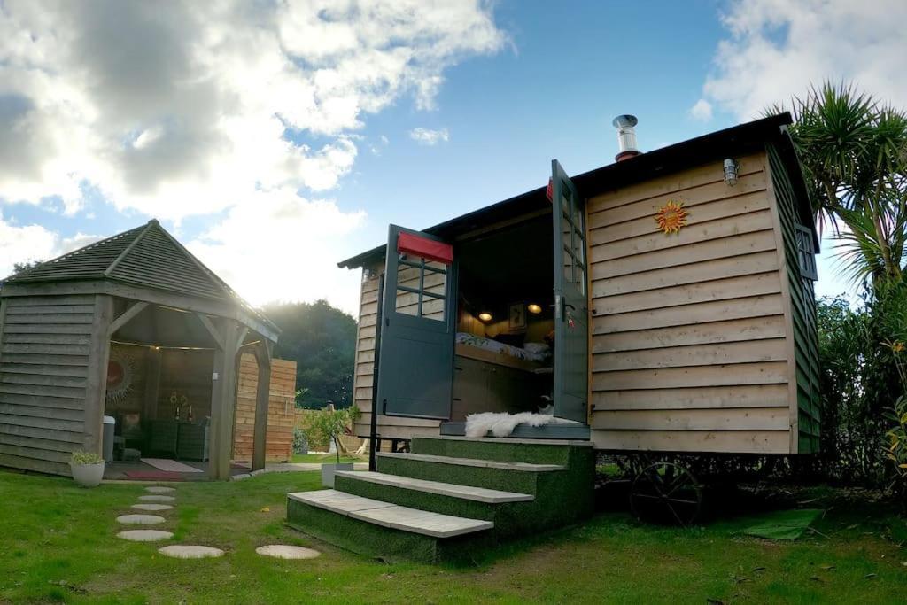 Romantic Retreat - Luxury Shepherds Hut + Hot Tub! Camborne Exterior photo