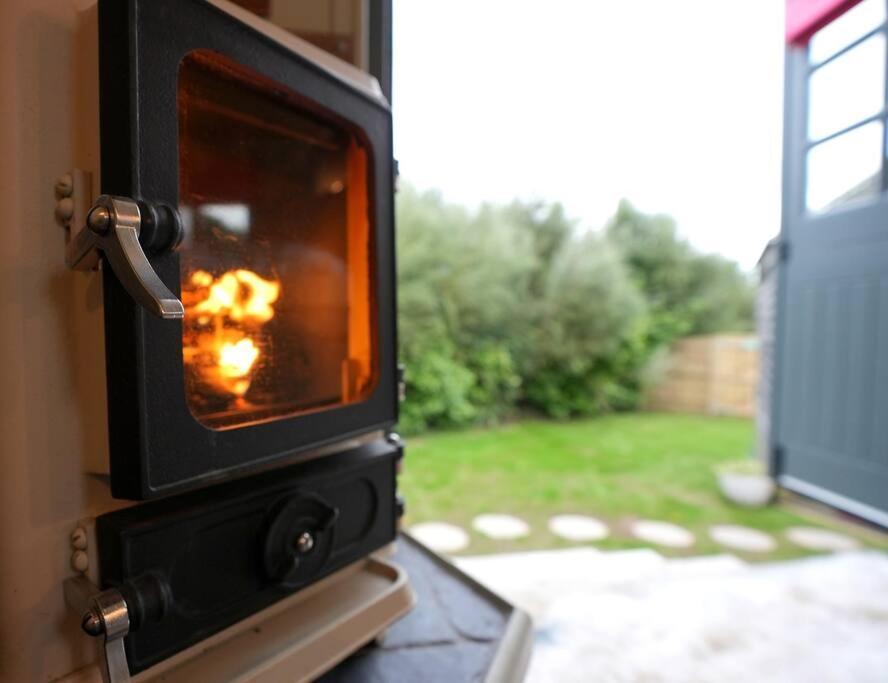 Romantic Retreat - Luxury Shepherds Hut + Hot Tub! Camborne Exterior photo