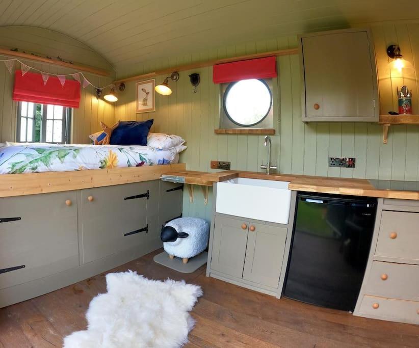 Romantic Retreat - Luxury Shepherds Hut + Hot Tub! Camborne Exterior photo