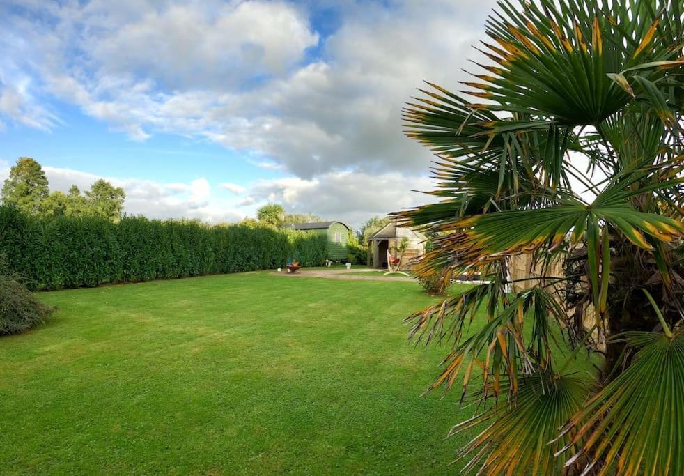 Romantic Retreat - Luxury Shepherds Hut + Hot Tub! Camborne Exterior photo