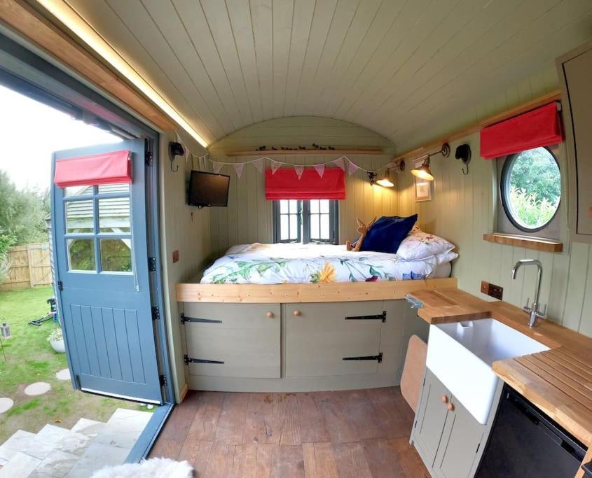 Romantic Retreat - Luxury Shepherds Hut + Hot Tub! Camborne Exterior photo